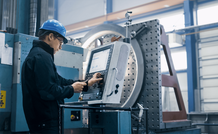 OEE (Overall Equipment Effectiveness) – jak systemy MES i ERP pomagają mierzyć i poprawiać wydajność maszyn?
