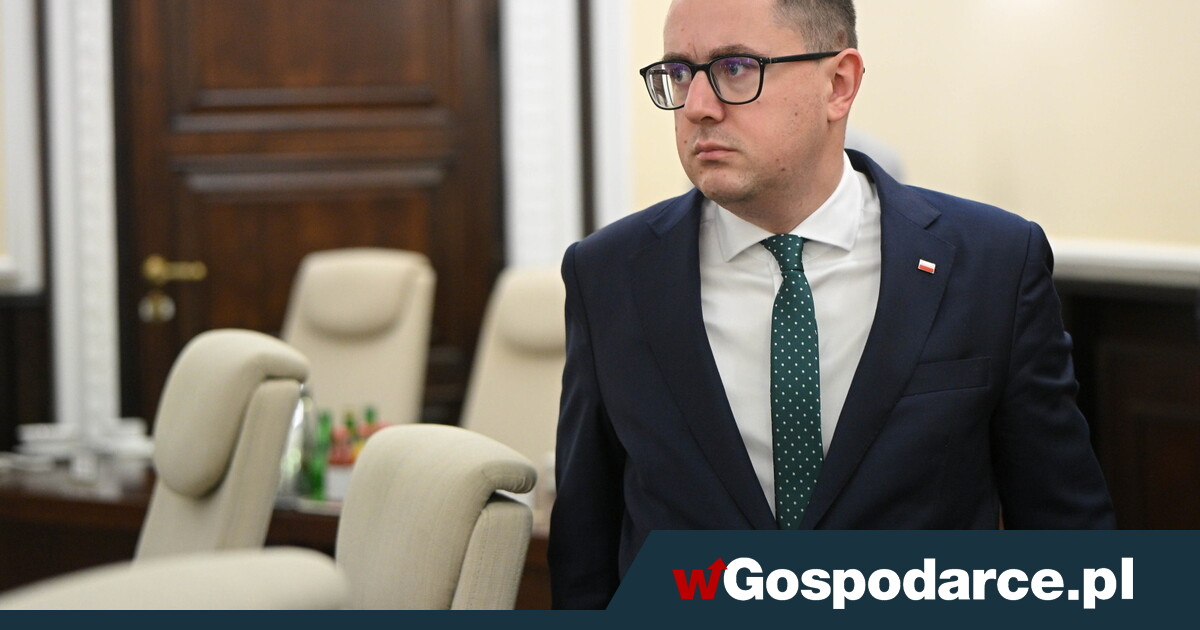 Motyka żongluje: diesel drożeje, benzyna tanieje