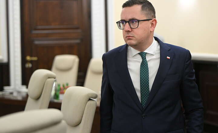 Minister energii Miłosz Motyka firmuje ceny paliw w programie CPN / autor: PAP/Marcin Obara