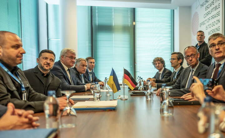 Prezydent Ukrainy Wołodymir Zełenski (2L) na spotkaniu z kanclerzem Niemiec Friedrichem Merzem (2P) na szczycie NATO w Ankarze / autor: PAP/EPA/Michael Kappeler