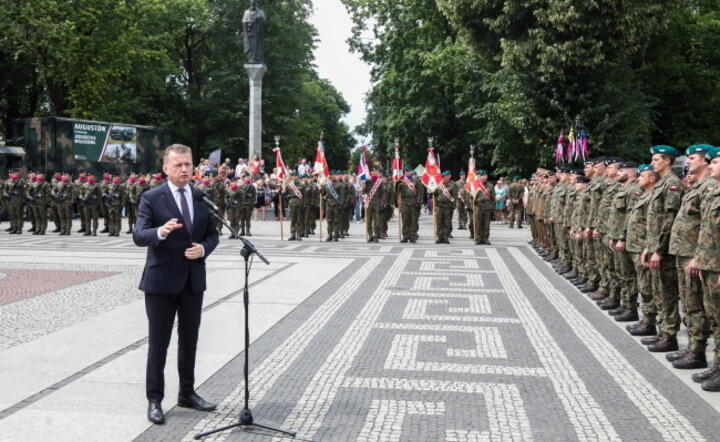 Minister obrony narodowej Mariusz Błaszczak podczas uroczystych obchodów święta I Pułku Ułanów Krechowieckich im. płk. Bolesława Mościckiego / autor: PAP/Artur Reszko
