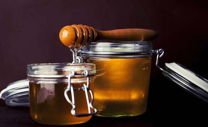 Trzeba ograniczyć kontakt miodu z powietrzem i obcymi aromatami otoczenia / autor: Pixabay