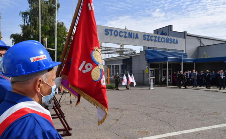 Uroczystości przed bramą Stoczni Szczecińskiej w ramach obchodów 40. rocznicy podpisania w Szczecinie Porozumień Sierpniowych / autor: PAP/Marcin Bielecki