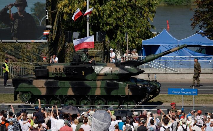Dwa obrazki: tłumy na defiladzie Wojska Polskiego (na zdjęciu) i deklaracje masowej dezercji i pacyfizmu. Który obraz Polaków jest prawdziwy? / autor: Fratria