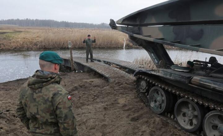 Żołnierze z 15 batalionu saperów podczas instalacji mostu BLG-67 na podwoziu czołgowym T55 na rzece Biebrza we wsi Wroceń,  / autor: PAP/Artur Reszko