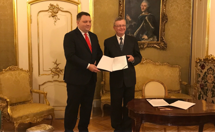 Prezes Marcin Chludziński, prezes zarządu KGHM Polska Miedź S.A. i dyrektor Zamku Królewskiego prof. Wojciech Fałkowski. / autor: KGHM