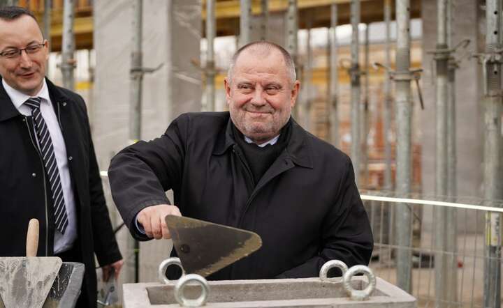 Rektor UW prof. Alojzy Nowak na uroczystości wmurowania kamienia węgielnego budynku UW przy ul. Bednarskiej / autor: materiały prasowe Uniwersytetu Warszawskiego / fot. Mirosław Kaźmierczak/UW