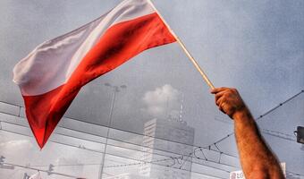 Polacy chcą dokończenia projektów PiS. Sondaż