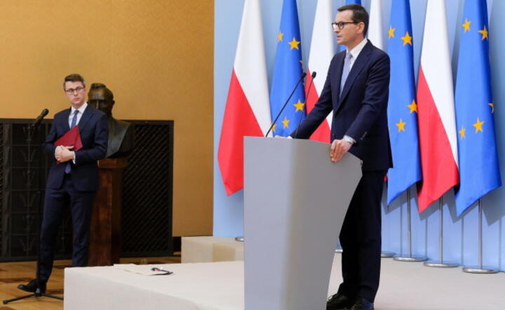 Premier Mateusz Morawiecki i rzecznik rządu Piotr Mueller.  / autor: PAP/Paweł Supernak