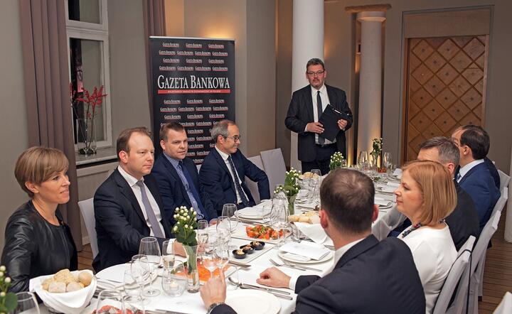 Maciej Wośko, redaktor naczelny 'Gazety Bankowej' i laureaci konkursów ubezpieczeniowych 2017 / autor: fot. Andrzej Wiktor
