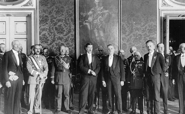 Premier Józef Piłsudski podczas składania życzeń noworocznych prezydentowi Ignacemu Mościckiemu (22-510) - Eugeniusz Kwiatkowski – Wikipedia, wolna encyklopedia / autor: Wikipedia / By Nieznany fotograf - https://audiovis.nac.gov.pl/obraz/218980/, Domena publiczna, https://commons.wikimedia.org/w/index.php?curid=74302189