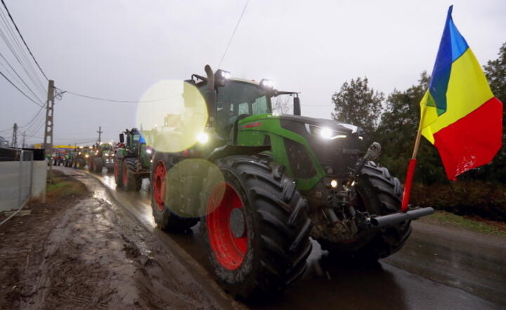 Rumuńscy rolnicy protestują na głównej drodze w wiosce Afumati, 20 km na północny wschód od Bukaresztu / autor:  PAP/EPA/Robert Ghement