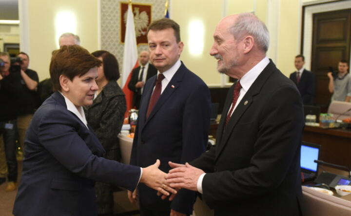 Premier Beata Szydło, szef MON Antoni Macierewicz i szef MSW Mariusz Błaszczak przed poniedziałkowymi obradami Rady Ministrów, fot. PAP / Radek Pietruszka