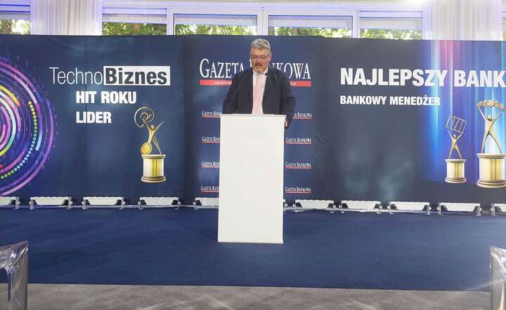 Maciej Wośko, redaktor naczelny Gazety Bankowej prowadzi Galę / autor: Fratria
