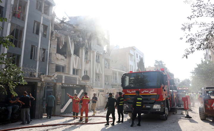 Efekty izraelskiego bombardowania w Teheranie / autor: PAP/EPA/ABEDIN TAHERKENAREH