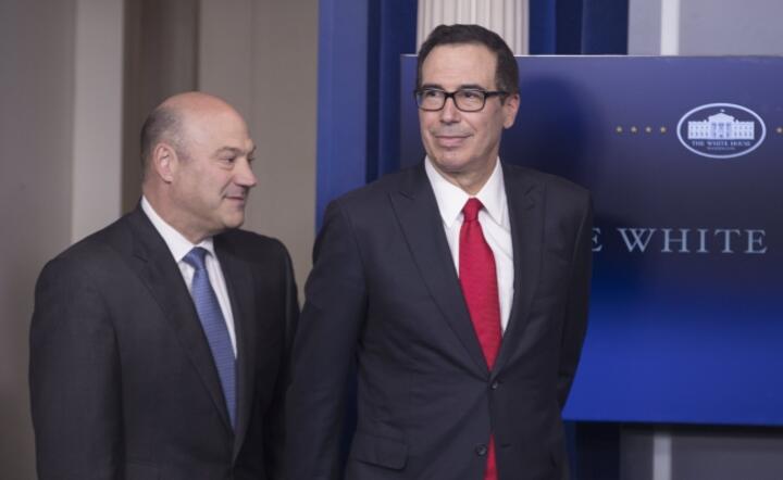 Dyrektor Rady Doradców Ekonomicznych Białego Domu Gary Cohn i sekretarz skarbu Steven Mnuchin na prezentacji założeń reformy podatkowej w USA, fot. PAP/EPA/Michael Reynolds