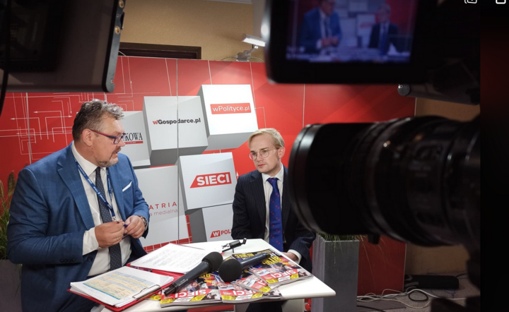 Rozmowy w studio w Karpaczu: Maciej Wośko, red. naczelny Gazety Bankowej i Piotr Patkowski wiceminister finansów. / autor: Fratria