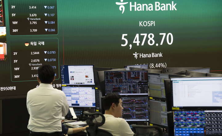 Rynki trawią dzisiejsze dane makro, które pokazują mieszany obraz globalnej gospodarki w obliczu szoku naftowego / autor: PAP/EPA/JEON HEON-KYUN