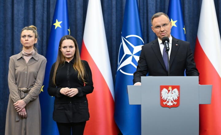 Prezydent RP Andrzej Duda (P), żona Mariusza Kamińskiego Barbara Kamińska (C) i żona Macieja Wąsika Roma Wąsik (L)/11 stycznia 2024 r. Pałac Prezydencki w Warszawie / autor: PAP/Radek Pietruszka