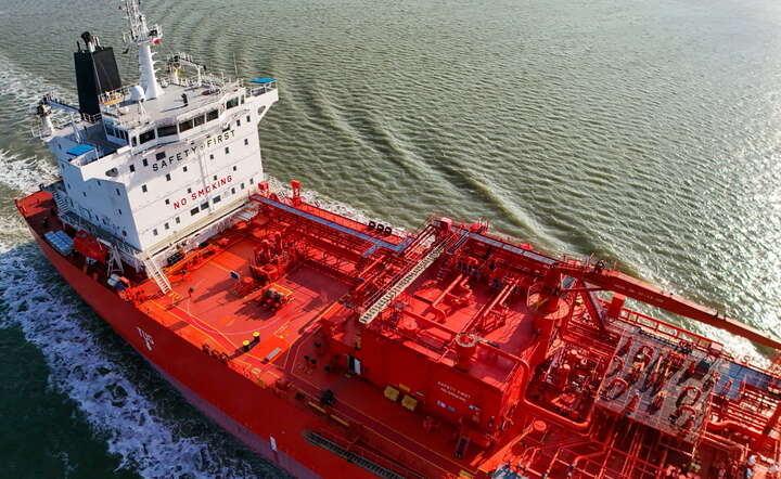 Liberyjski gazowiec z transportem LNG z Kataru płynie do portu w Antwerpii / autor: PAP/ EPA/OLIVIER HOSLET