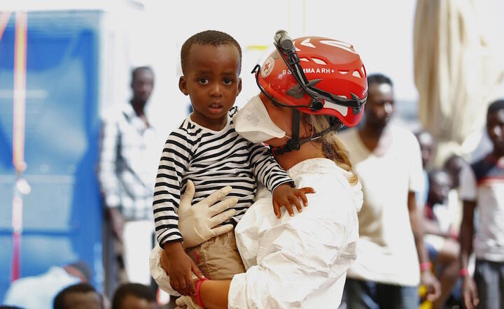 fot. PAP/EPA/YARA NARDI / ITALIAN RED CROSS / HANDOUT