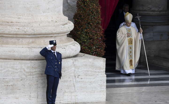 Papież Leon XIV wychodzi z bazyliki św. Piotra by sprawować mszę inauguracyjną / autor: PAP/EPA/MASSIMO PERCOSSI