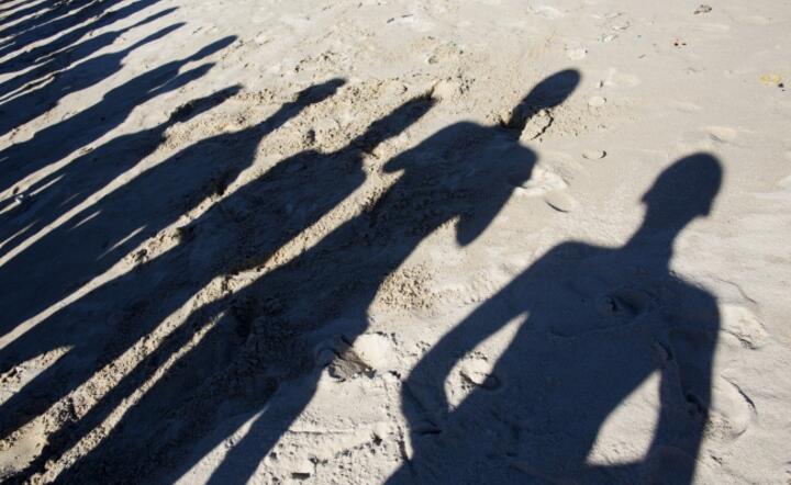 Cienie grupy młodych mieszkańców RPA, fot. PAP/EPA/NIC BOTHMA 