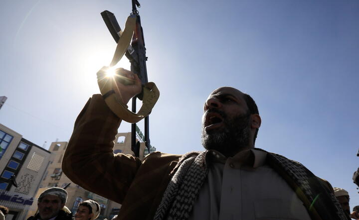 Houthis mobilize more fighters amid escalating attacks on Red Sea shipping / autor: PAP/EPA/YAHYA ARHAB