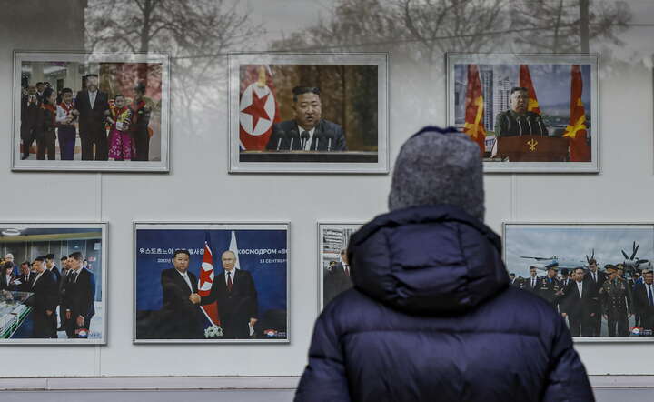 Wystawa zdjęć przed ambasadą Korei Płn, Rosja / autor: PAP/EPA/YURI KOCHETKOV