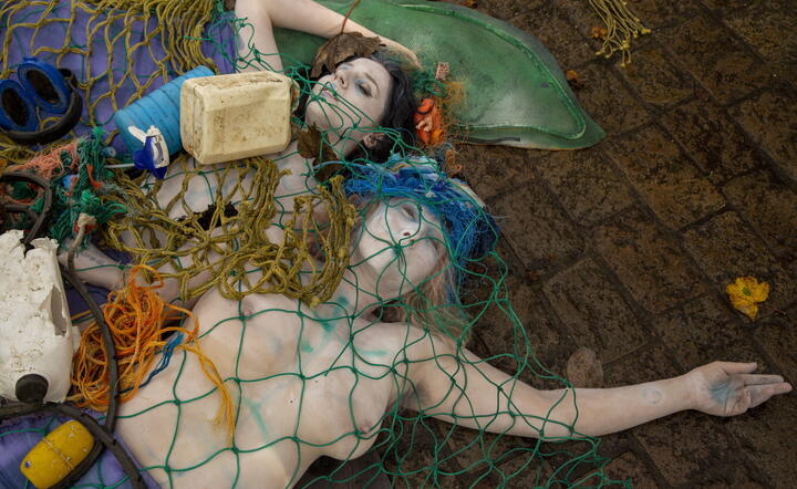 Demonstacja organizacji Ocean Rebellion przeciw zmianam klimatycznym i gospodace wyjaławiającym życie w oceanach w Glasgow, przed szczytem COP26 / autor: PAP/EPA/Robert Perry