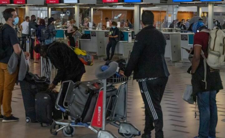Podróżni na lotnisku  / autor: PAP/EPA/NIC BOTHMA