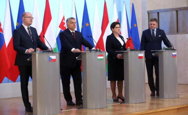 Premierzy państw Grupy Wyszehradzkiej: Polski - Beata Szydło, Czech - Bohuslav Sobotka (L), Węgier - Viktor Orban (2L) i Słowacji - Robert Fico (P) podczas konferencji prasowej w Warszawie, fot. PAP/Rafał Guz