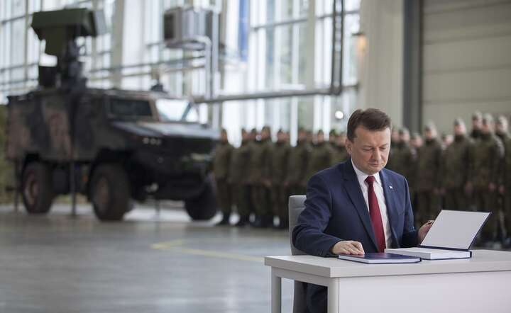 Mariusz Błaszczak jako szef MON podpisuje w 2018 r. umowę offsetową przy zamówieniu wyrzutni Patriot / autor: Fratria / Andrzej Wiktor