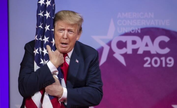 Prezydent Donald Trump w niedzielę 2 marca przed wystąpieniem na forum CPAC - wpływowej organizacji konserwatywnej / autor: fot. PAP/EPA/EPA/ERIK S. LESSER