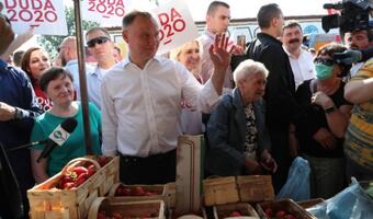 Prezydent Andrzej Duda na targowisku w Koninie