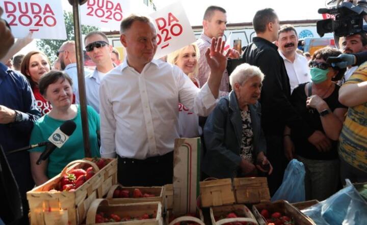 Ubiegający się o reelekcję prezydent RP Andrzej Duda (2L) podczas spotkania z mieszkańcami na targu w Koninie, 26 bm / autor: PAP/Roman Zawistowski