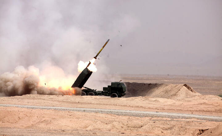 Team 7 fire rockets from an M142 High Mobility Artillery Rocket System at Camp Leatherneck, Helmand province, Afghanistan / autor: Sgt Anthony Ortiz, Public domain, via Wikimedia Commons