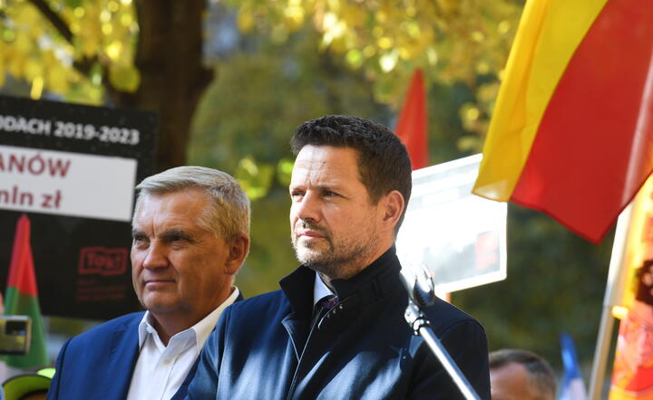 prezydent Warszawy Rafał Trzaskowski i prezydent Białegostoku Tadeusz Truskolaski podczas protestu samorządowego „Tylko ciemność” przed Kancelarią Prezesa Rady Ministrów w Warszawie / autor: fotoserwis PAP