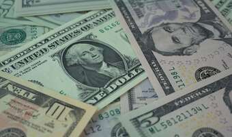 Mocny dolar wywołuje niepokój na rynkach