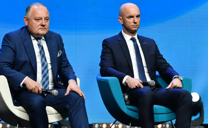 Prezes zarządu spółki LW Bogdanka Kasjan Wyligała (P) i prezes PGE Wojciech Dąbrowski (L)  / autor: PAP/Wojtek Jargiło