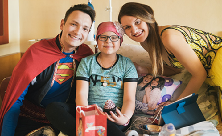 Bartłomiej Trzeciak - prezes zarządu Fundacji "Bajkowa Fabryka Nadziei", Małgorzata Trzeciak - wolontariuszka Fundacji oraz jedna z pacjentek Uniwersyteckiego Szpitala Klinicznego w Krakowie, fot. materiały Fundacji "Bajkowa Fabryka Nadziei"