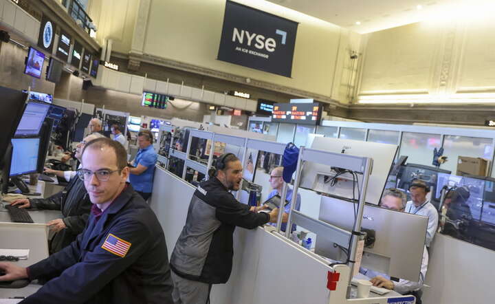 Maklerzy na parkiecie giełdy nowojorskiej NYSE przy Wall Street, 24 lipca 2026 / autor: PAP/EPA/SARAH YENESEL