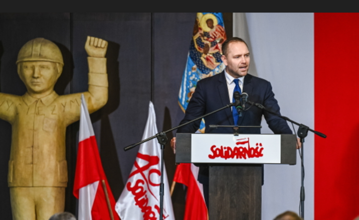 Prezes Instytutu Pamięci Narodowej Karol Nawrocki podczas uroczystego zebrania Zarządu Regionu NSZZ „Solidarność” w Sali BHP Stoczni Gdańskiej, 31 b / autor: PAP/Marcin Gadomski