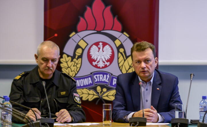  Minister spraw wewnętrznych i administracji Mariusz Błaszczak  i komendant główny Państwowej Straży Pożarnej gen. brygadier Leszek Suski, fot. PAP/Jakub Kamiński