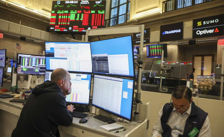 Makler na parkiecie giełdy nowojorskiej NYSE przy Wall Street, 6 października 2026 / autor: PAP/EPA/SARAH YENESEL