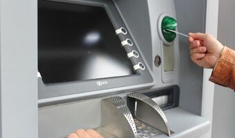 Wypłaty z bankomatów są coraz droższe