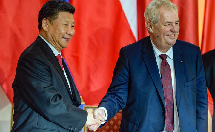 Prezydent Chin Xi Jinping z przydentem Czech Miloszem Zemanem, fot. PAP/EPA/FILIP SINGER