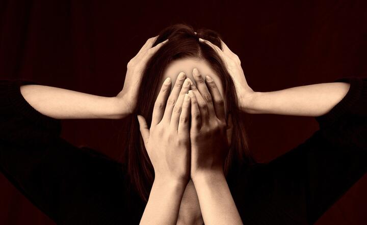 Brytyjscy naukowcy dowiedli, że Covid-19 wywołuje psychozy i urojenia / autor: Pixabay