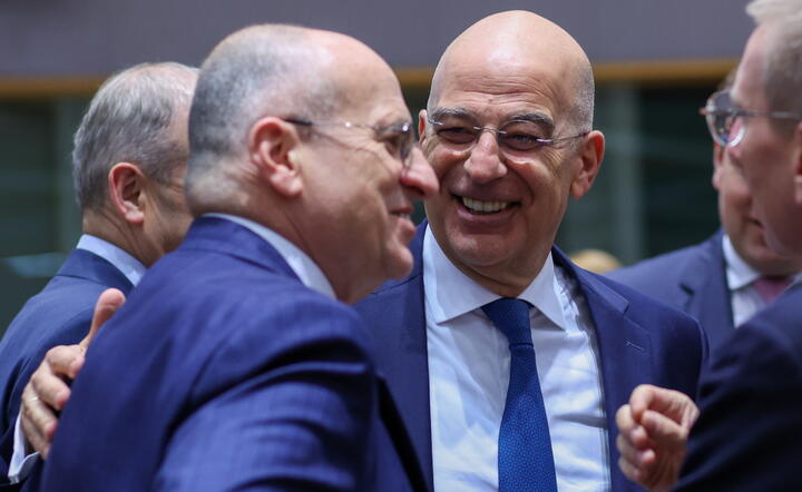 Zbigniew Rau i minister spraw zagranicznych Grecji Nikos Dendias, posiedzenie Eur.Rady Ministrów Spraw Zagranicznych w Brukseli / autor: PAP/EPA/OLIVIER HOSLET