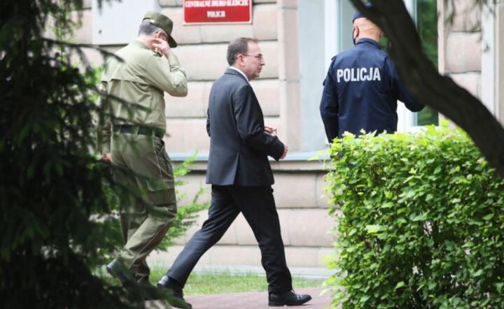 Minister spraw wewnętrznych i administracji Mariusz Kamiński  w drodze na konferencję prasową, 9 bm. w siedzibie CBŚP w Warszawie.  / autor: PAP/Leszek Szymański